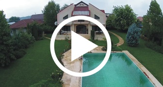 filmari cu drona vila cu piscina exterioara